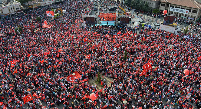 Tüm Türkiye Hep Birlikte El Ele Meydanlarda