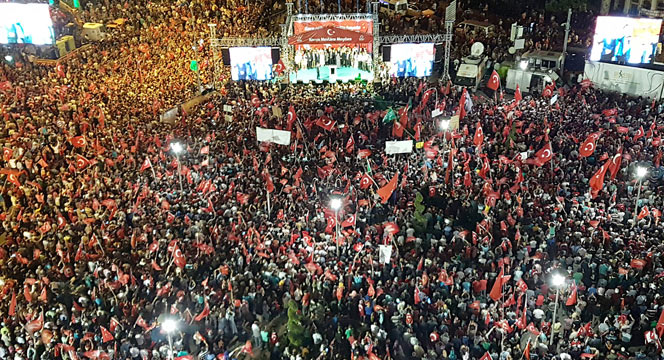 Vatan Sevgisi Meydanlara Sığmadı