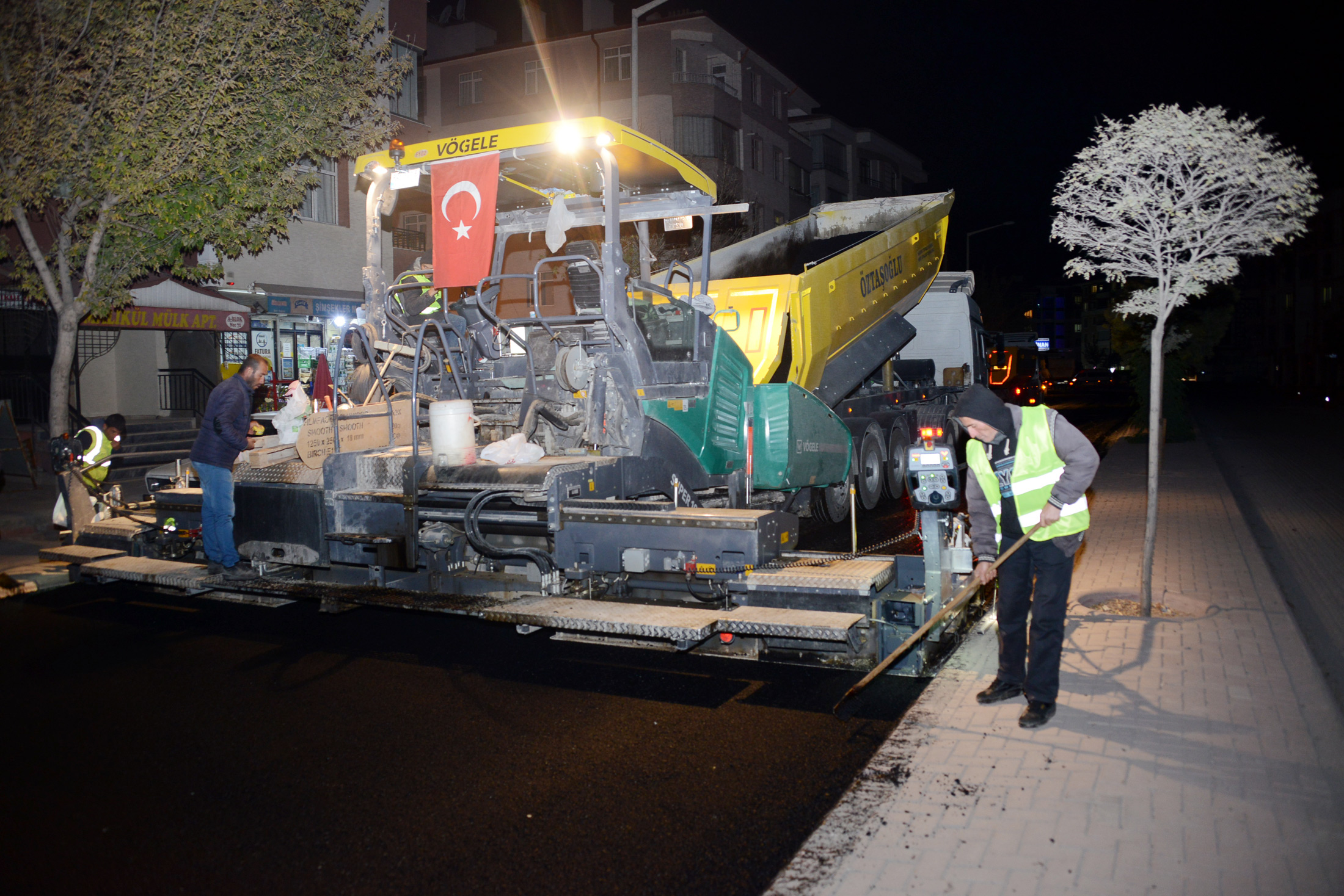 Ali Ulvi Kurucu Caddesinde Son Asfalt Çalışması Yapılıyor