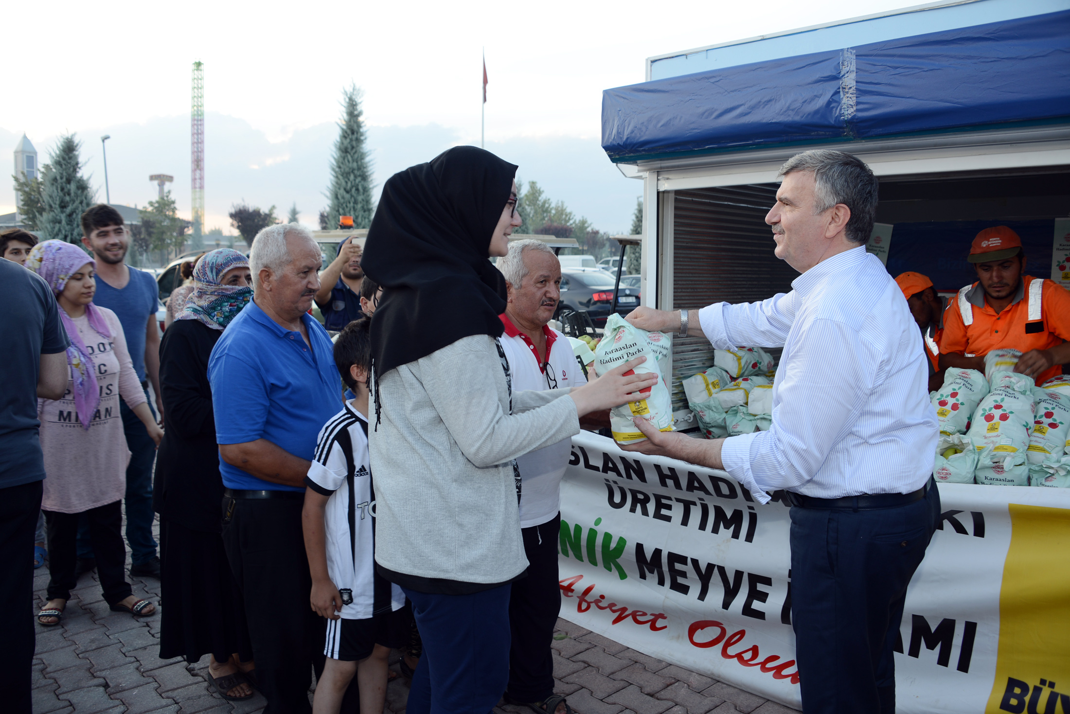 Büyükşehir'den Organik Meyve İkramı