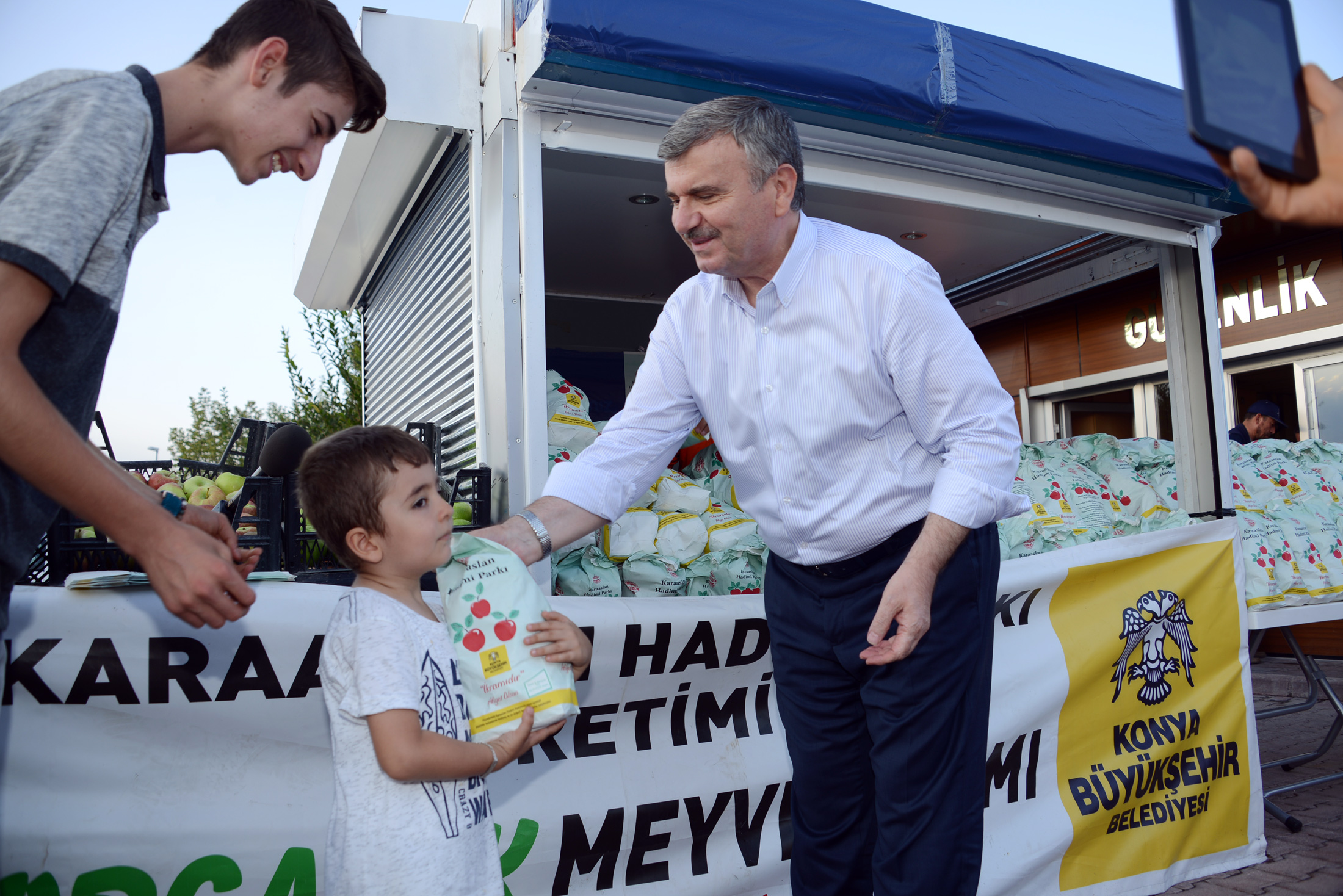 Büyükşehir'den Organik Meyve İkramı