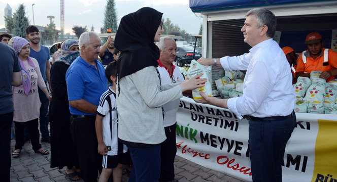 Büyükşehir'den Organik Meyve İkramı