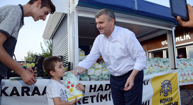 Büyükşehir'den Organik Meyve İkramı