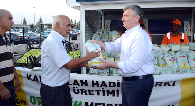 Büyükşehir'den Organik Meyve İkramı