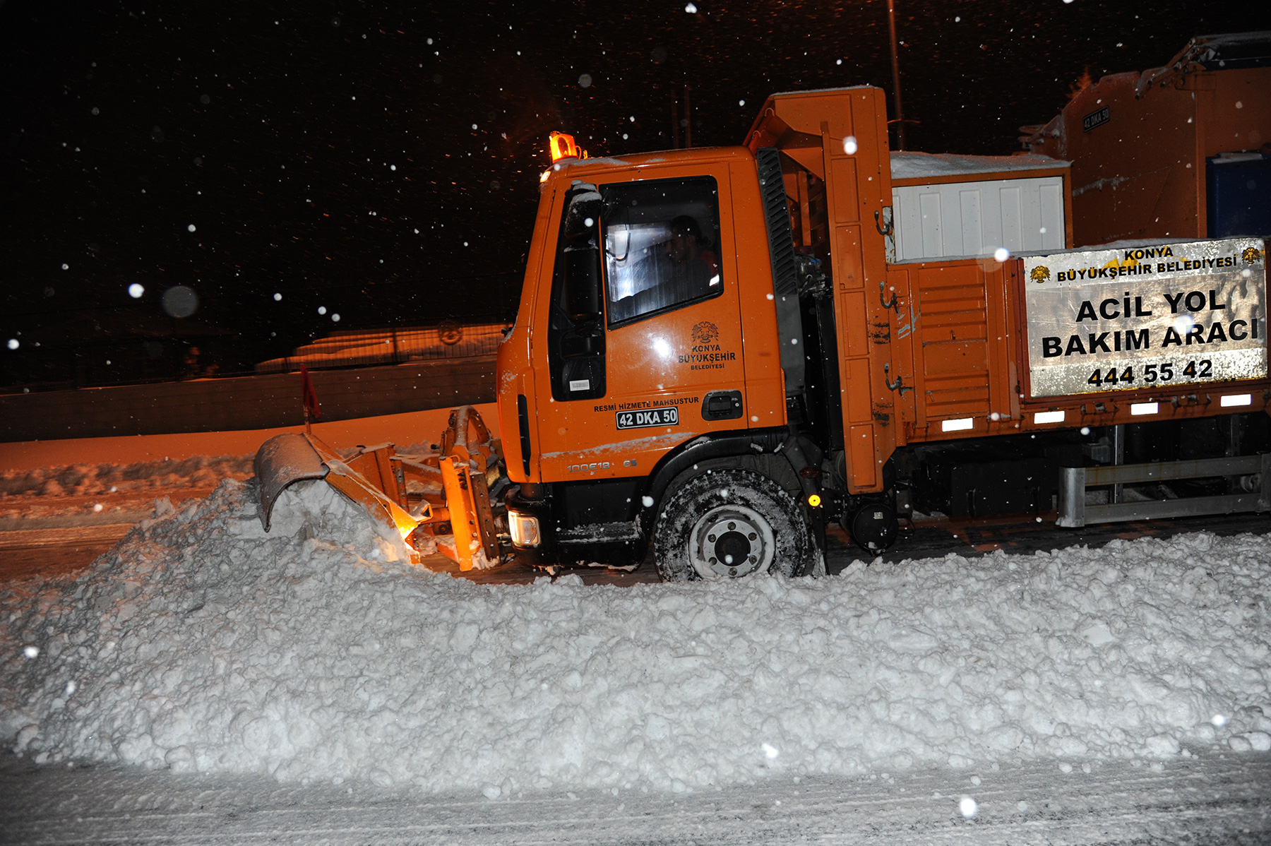 Büyükşehir'in Kar Mesaisi 24 Saat Devam Ediyor