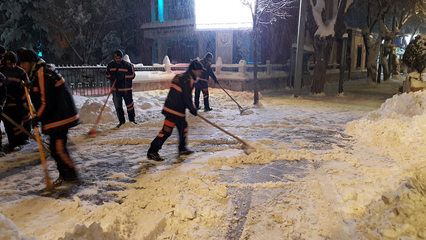 Büyükşehir'in Kar Mesaisi 24 Saat Devam Ediyor