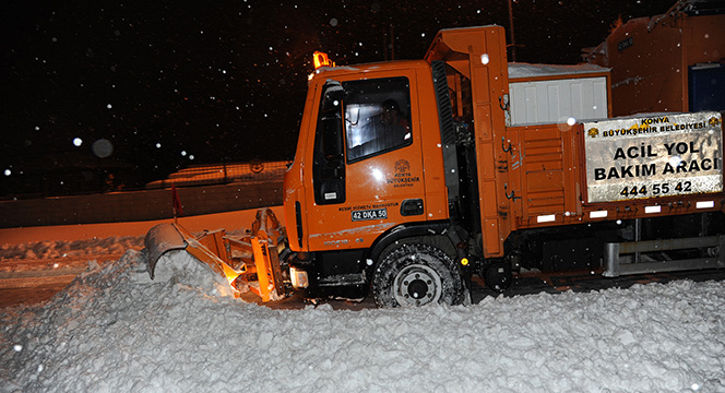 Büyükşehir'in Kar Mesaisi 24 Saat Devam Ediyor