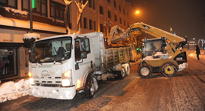 Büyükşehir'in Kar Mesaisi 24 Saat Devam Ediyor