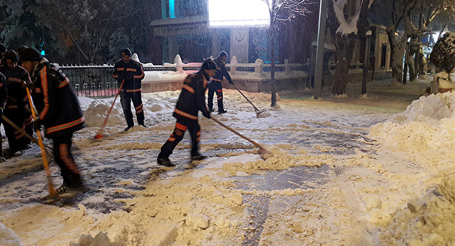 Büyükşehir'in Kar Mesaisi 24 Saat Devam Ediyor