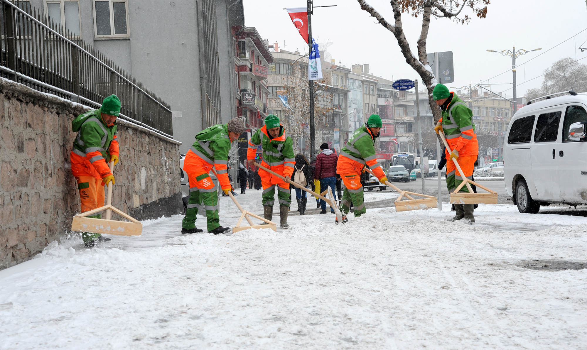 Kar ve Buzlanmaya Karşı Merkezde ve İlçelerde 24 Saat Görev Başındayız