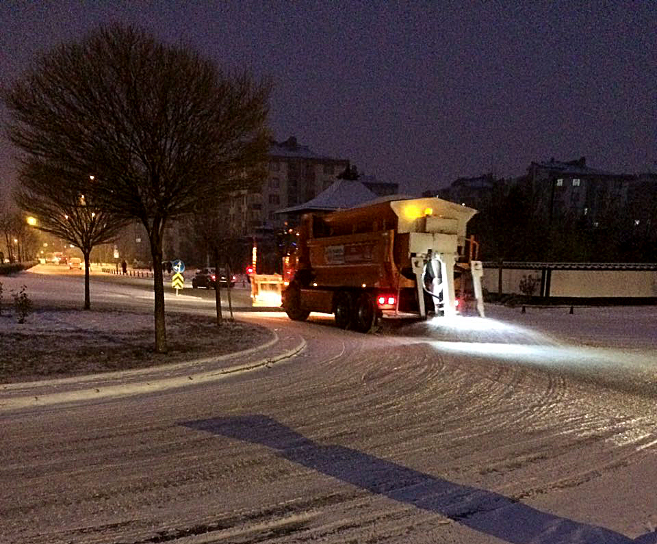 Kar ve Buzlanmaya Karşı Merkezde ve İlçelerde 24 Saat Görev Başındayız
