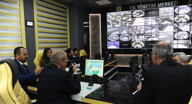 Kar ve Buzlanmaya Karşı Merkezde ve İlçelerde 24 Saat Görev Başındayız