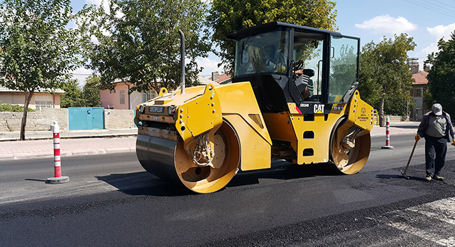 Karaman Caddesi'nde Asfalt Yenileniyor