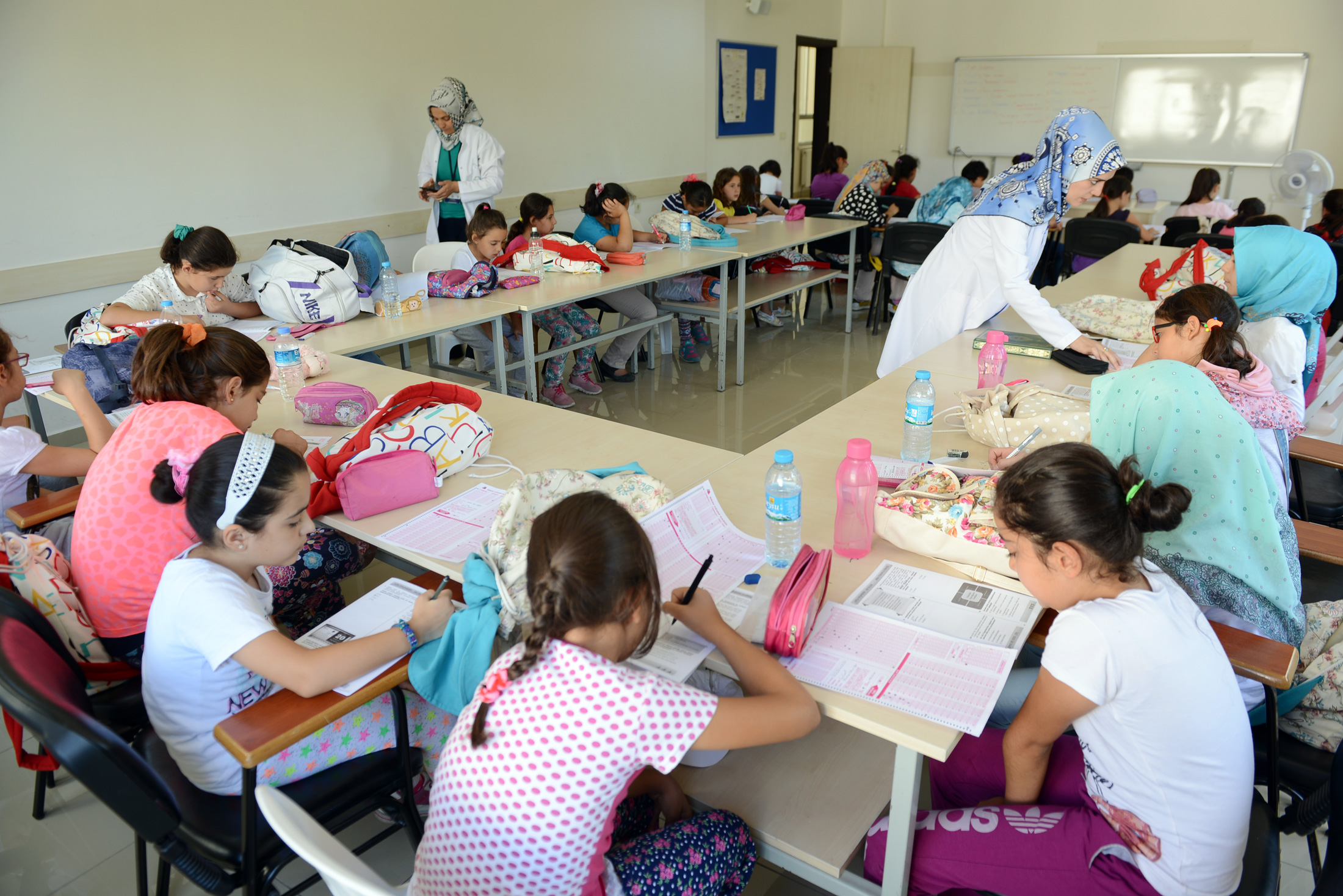 Genç KOMEK Yaz Okulu'nda Binlerce Öğrenciye Ortak Sınav