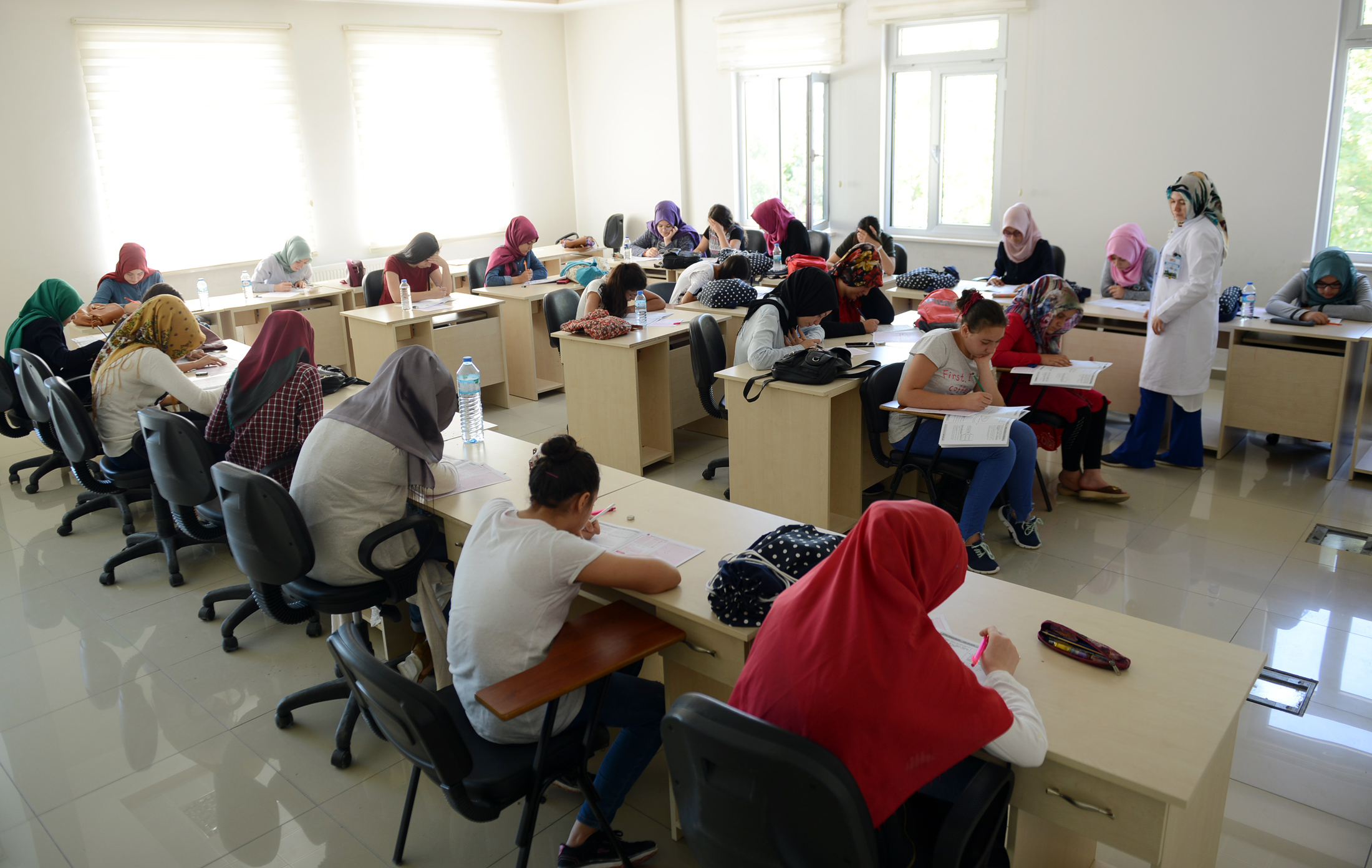 Genç KOMEK Yaz Okulu'nda Binlerce Öğrenciye Ortak Sınav