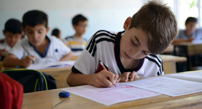 Genç KOMEK Yaz Okulu'nda Binlerce Öğrenciye Ortak Sınav