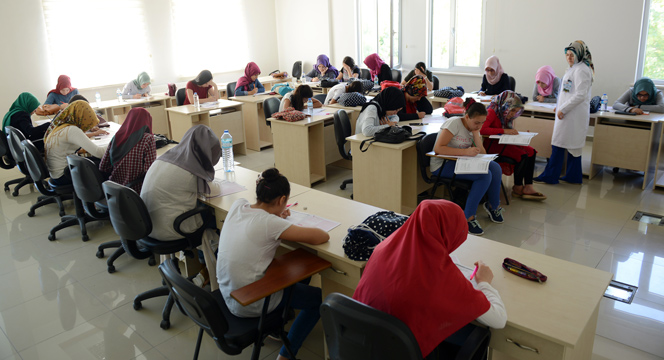 Genç KOMEK Yaz Okulu'nda Binlerce Öğrenciye Ortak Sınav