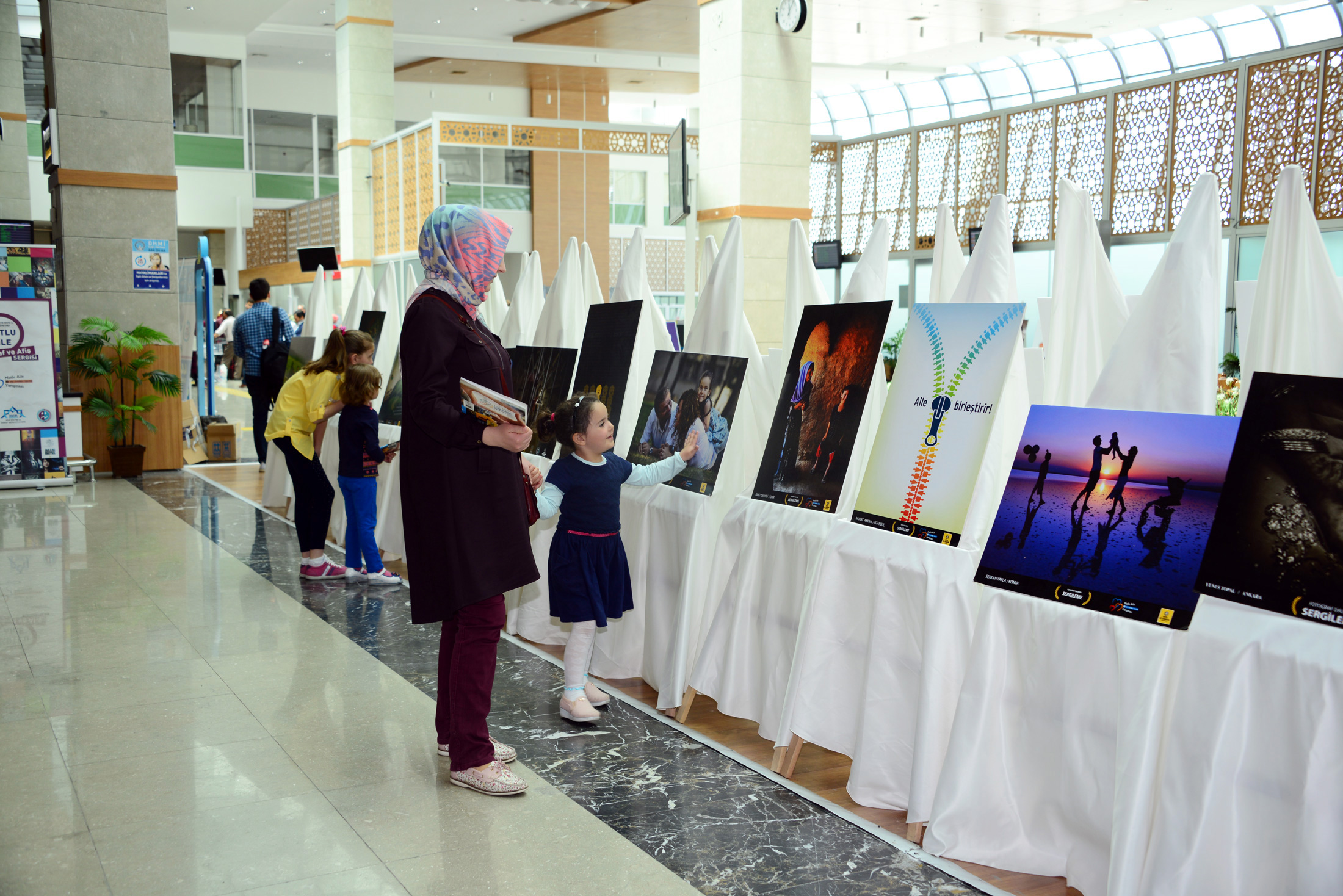 Havalimanı'nda Fotoğraf ve Afiş Sergisi