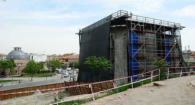 Kılıçarslan Köşkü Üzerindeki Yıpranan Beton Koruma Kaldırılıyor