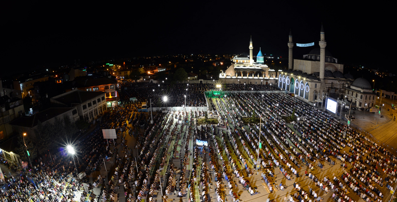 Kadir Gecesi Coşkusu Meydanlara Sığmadı