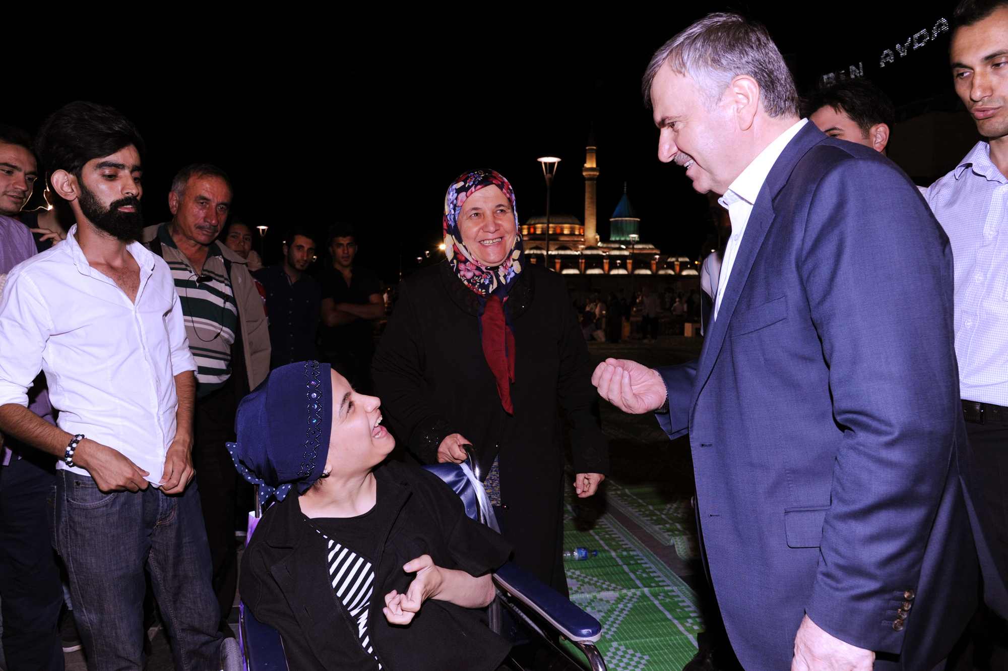 Kadir Gecesi Coşkusu Meydanlara Sığmadı