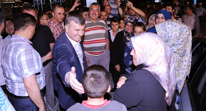 Kadir Gecesi Coşkusu Meydanlara Sığmadı