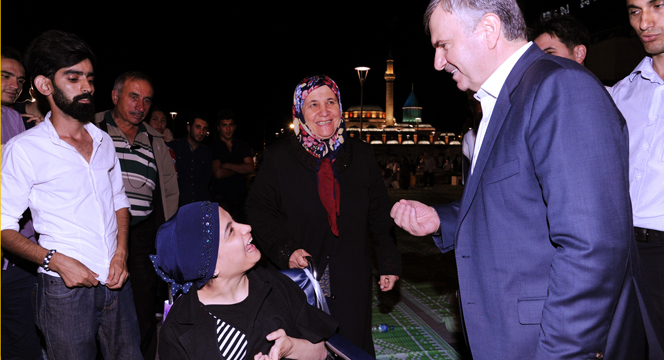 Kadir Gecesi Coşkusu Meydanlara Sığmadı