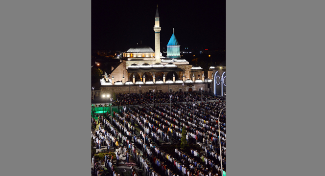 Kadir Gecesi Coşkusu Meydanlara Sığmadı