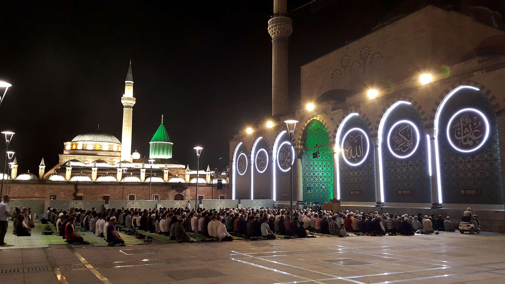 Mevlana Meydanı'nda Teravih Coşkusu