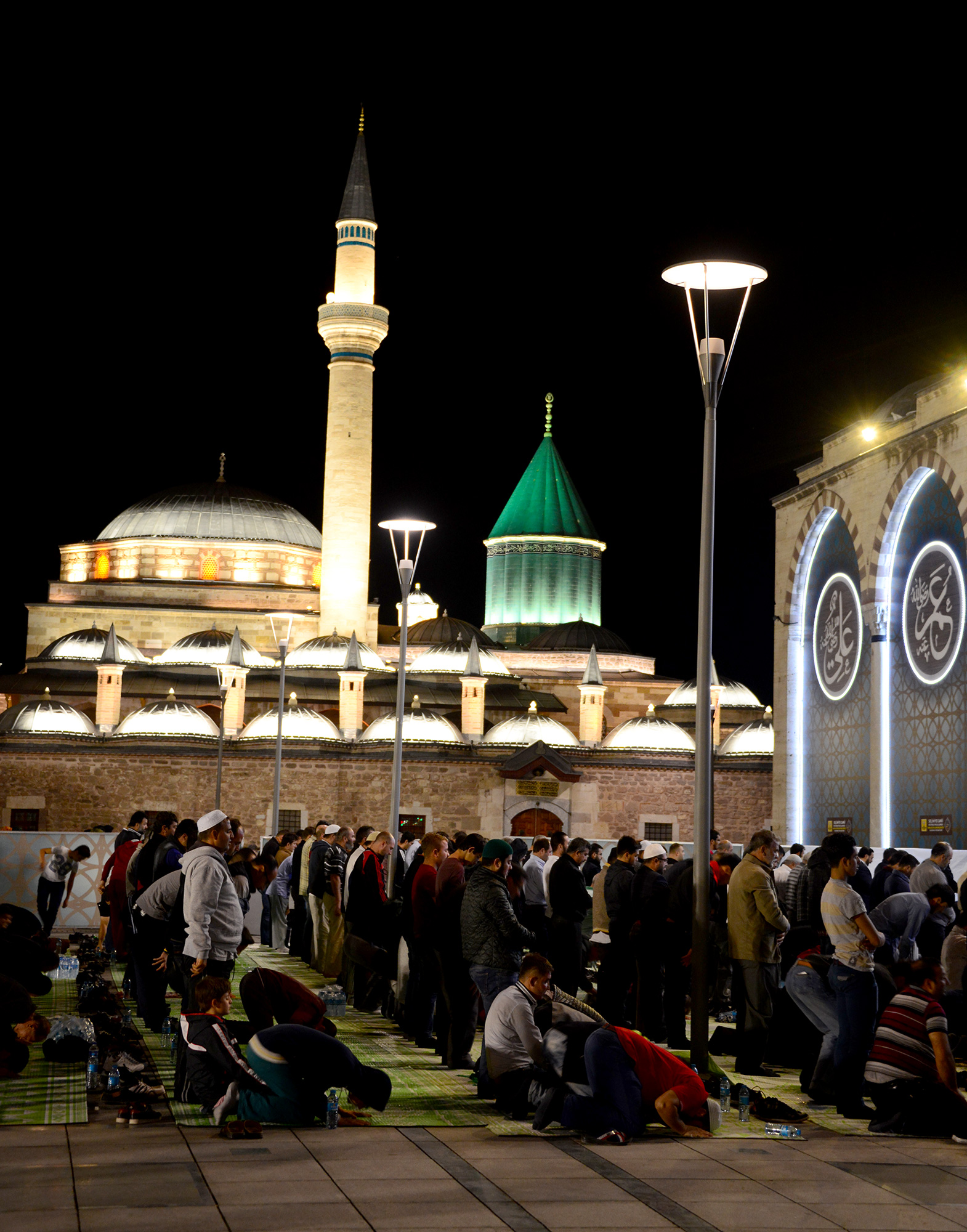 Mevlana Meydanı'nda Teravih Coşkusu