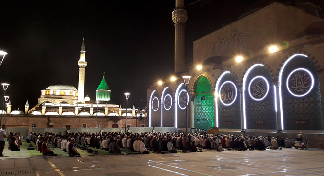 Mevlana Meydanı'nda Teravih Coşkusu