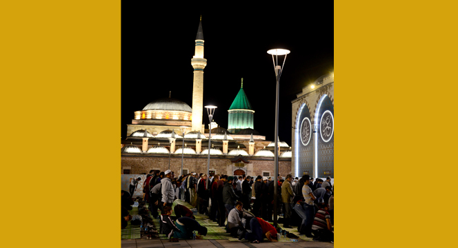 Mevlana Meydanı'nda Teravih Coşkusu