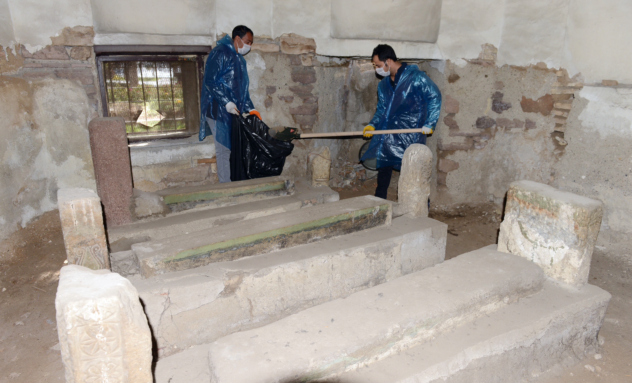 Tarihi Türbelerde Temizlik ve Bakım Yapılıyor 