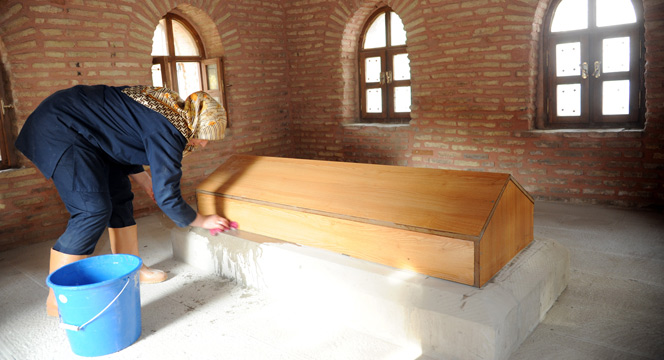 Tarihi Türbelerde Temizlik ve Bakım Yapılıyor 
