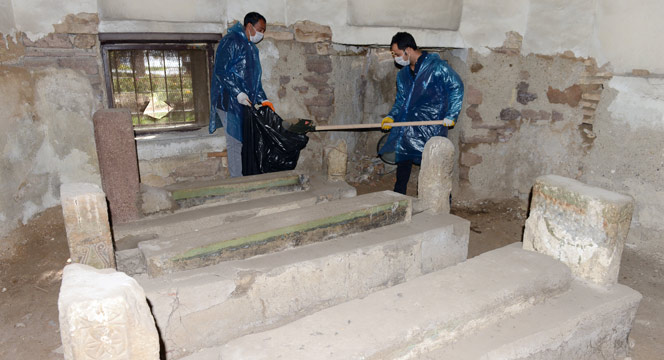 Tarihi Türbelerde Temizlik ve Bakım Yapılıyor 