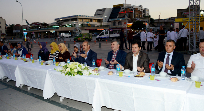 Binlerce Yetim Kardeşlik İftarında Buluştu