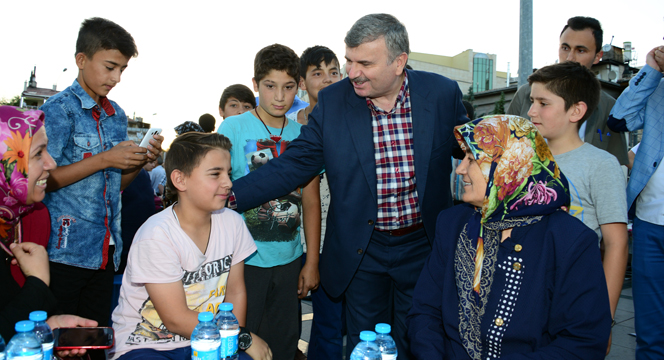 Binlerce Yetim Kardeşlik İftarında Buluştu