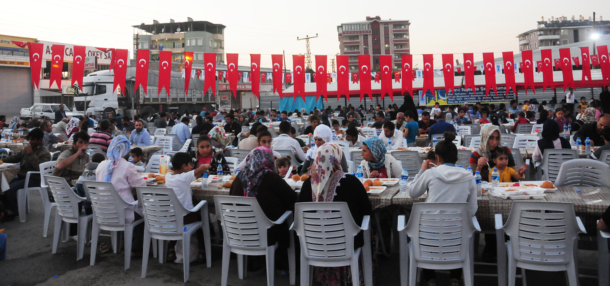 Van ve Ahlat'ta Kardeşlik Sofraları Kuruyoruz