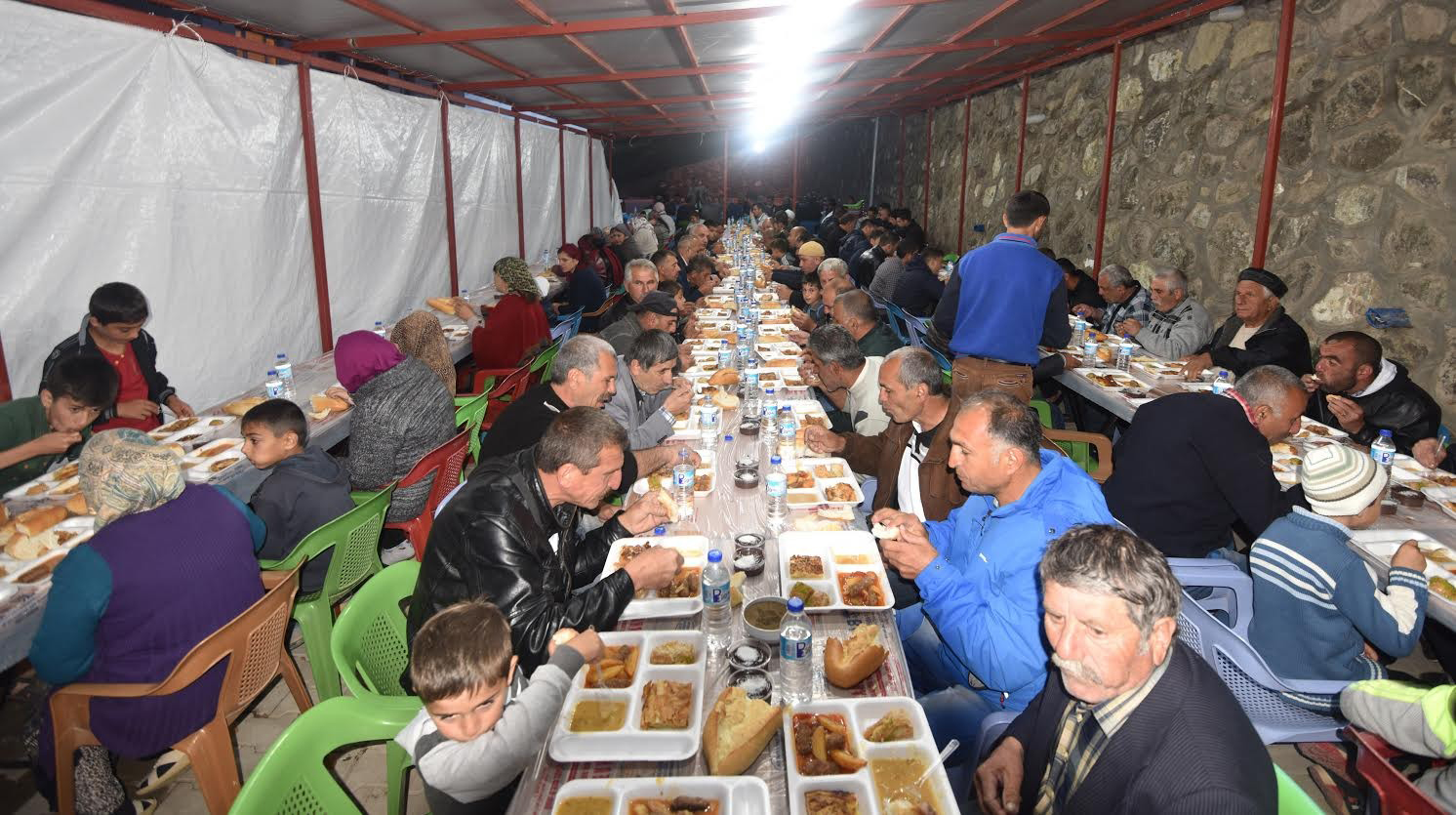 Van ve Ahlat'ta Kardeşlik Sofraları Kuruyoruz