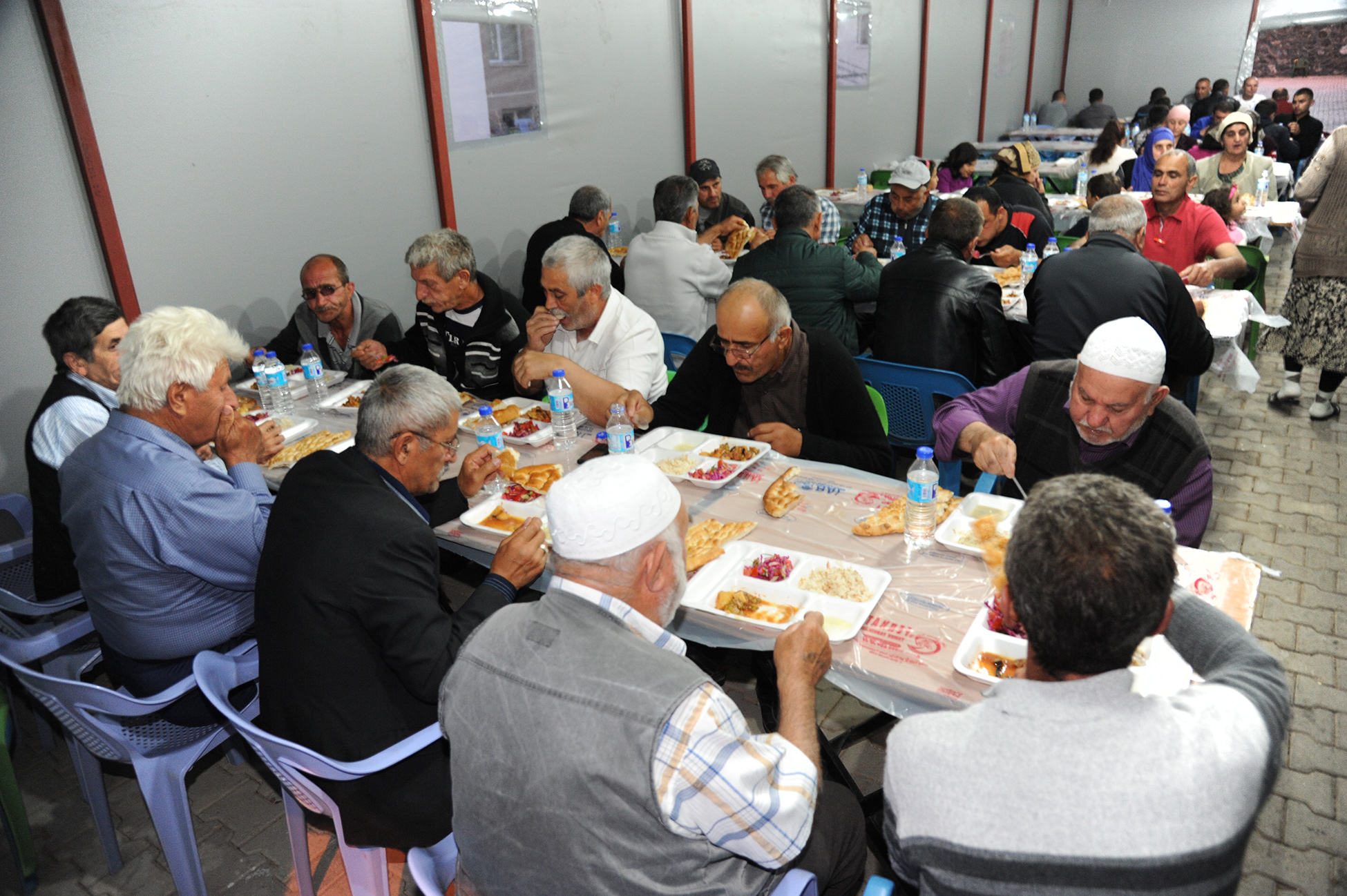 Van ve Ahlat'ta Kardeşlik Sofraları Kuruyoruz