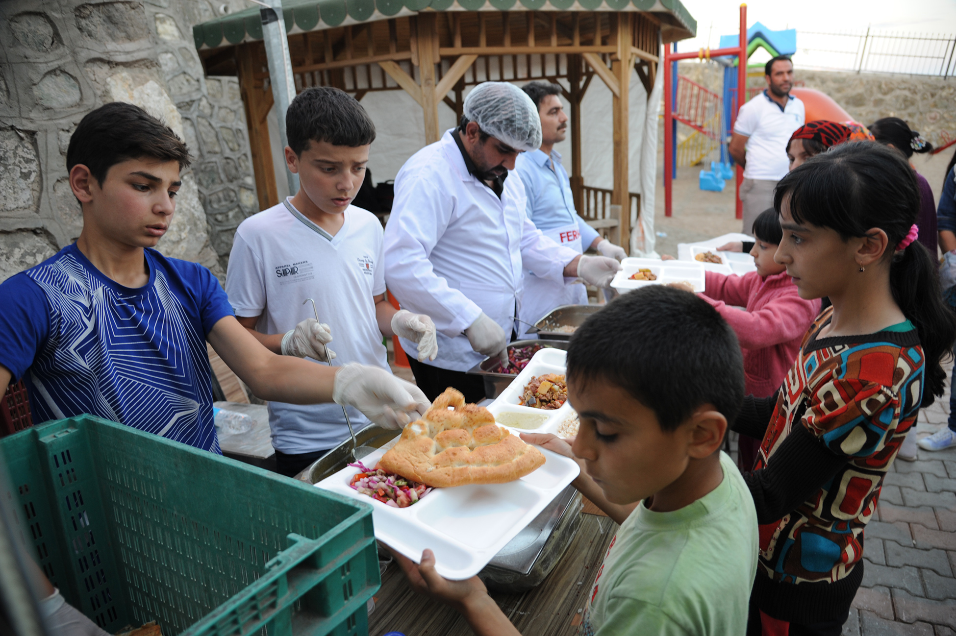 Van ve Ahlat'ta Kardeşlik Sofraları Kuruyoruz