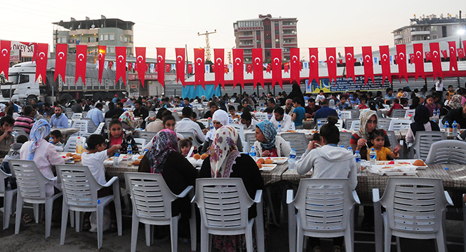 Van ve Ahlat'ta Kardeşlik Sofraları Kuruyoruz