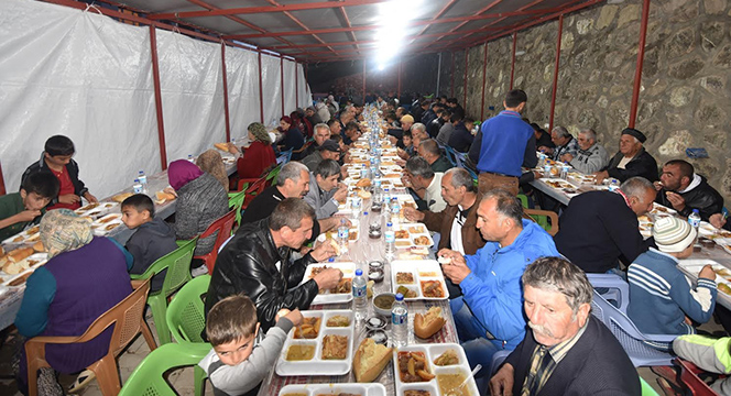 Van ve Ahlat'ta Kardeşlik Sofraları Kuruyoruz