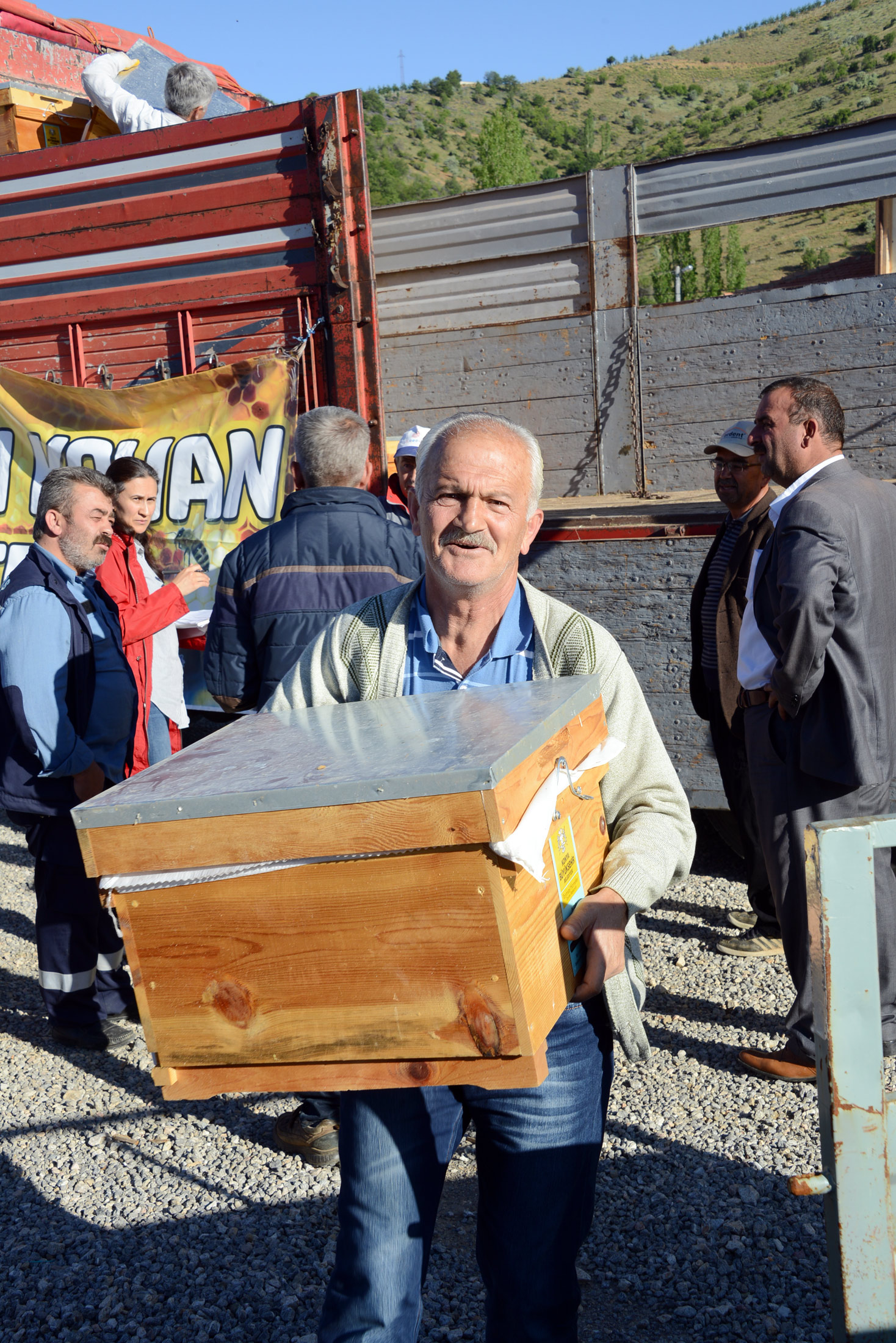 Büyükşehir'den Üreticiye Arı Desteği