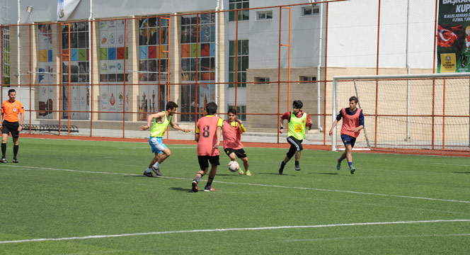 Uluslarlarası Öğrenci Futbol Turnuvası Başladı