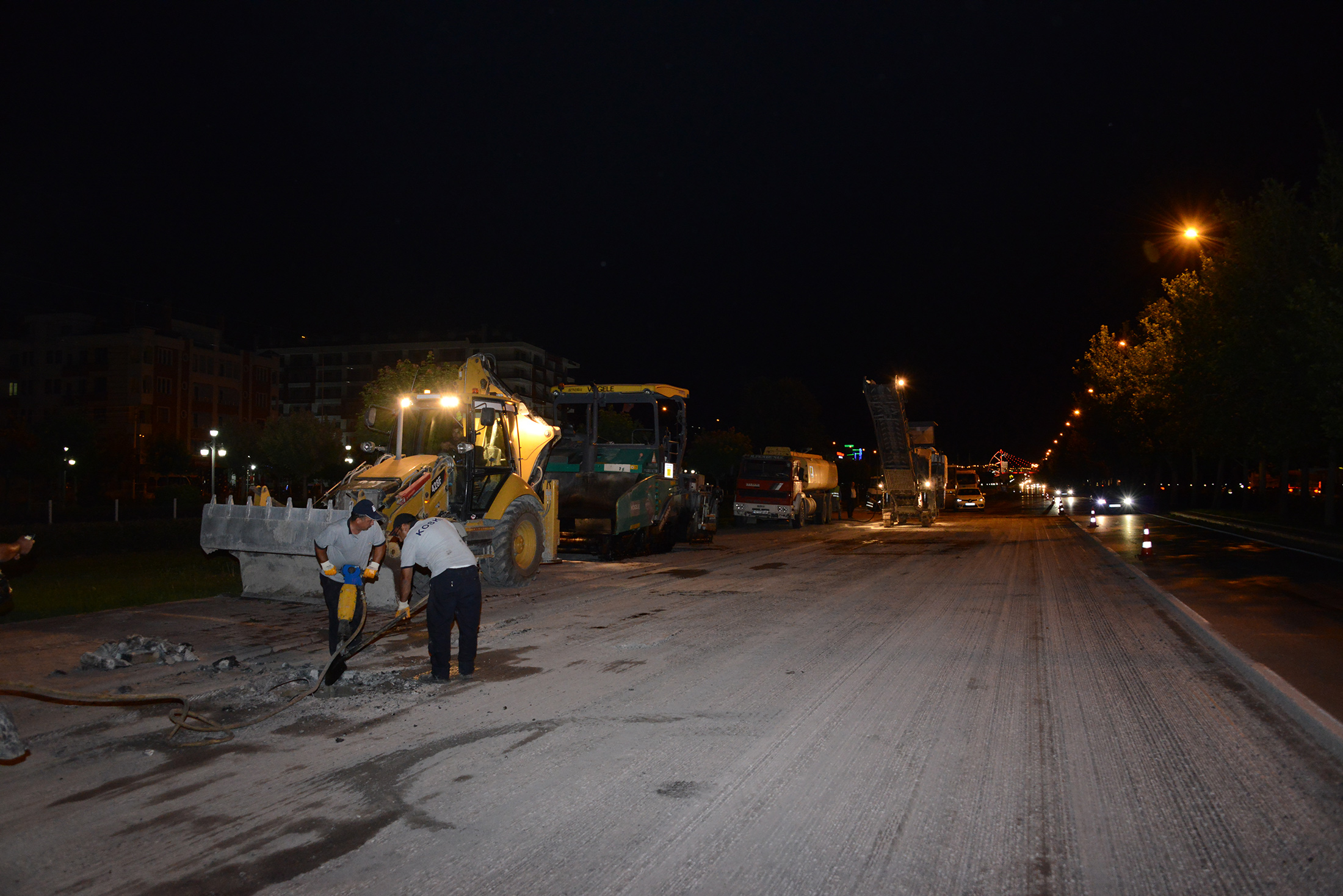 Ana Arterler ve Çevre Yollarında Asfalt Yenileniyor 