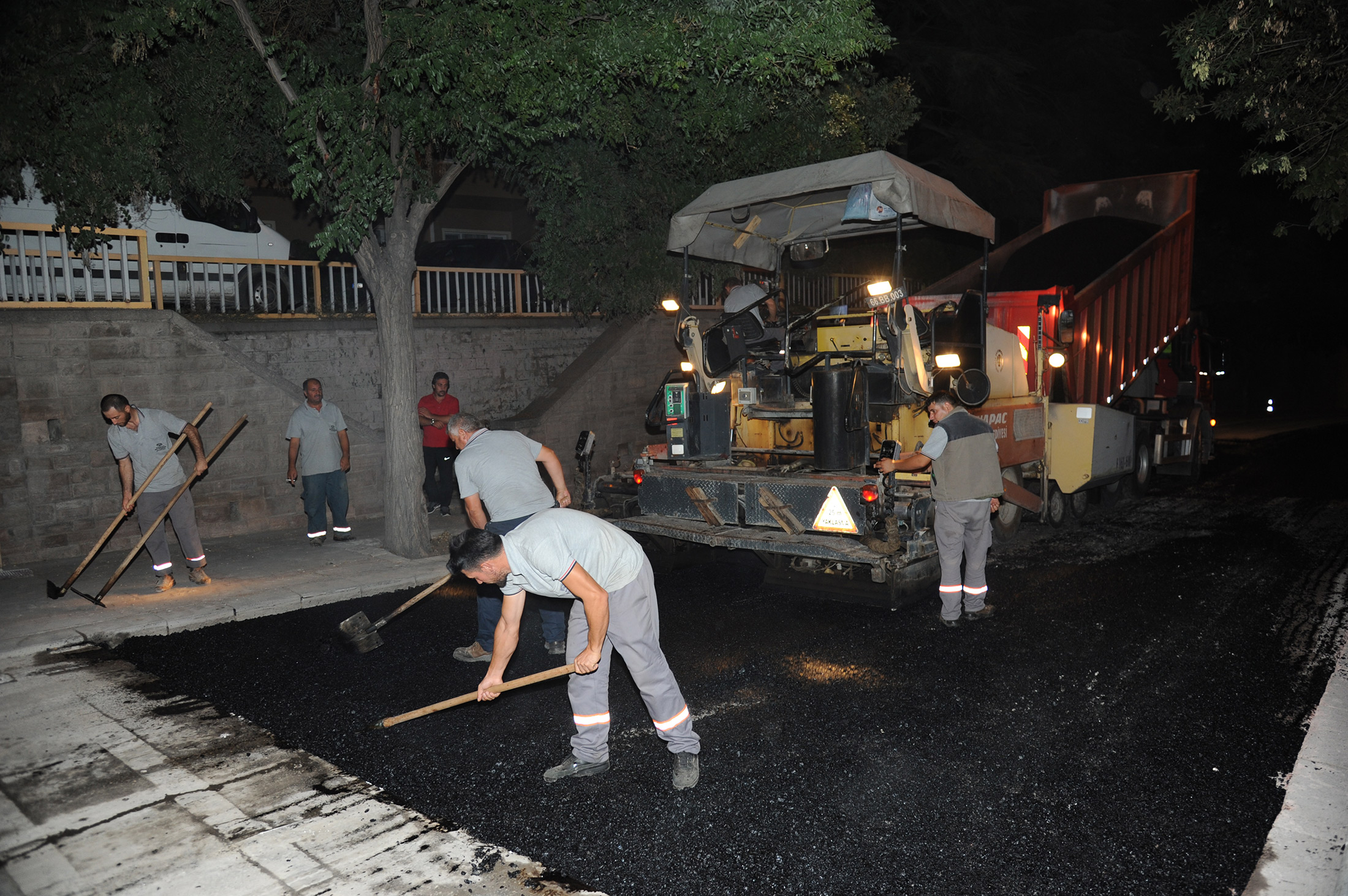 Ana Arterler ve Çevre Yollarında Asfalt Yenileniyor 