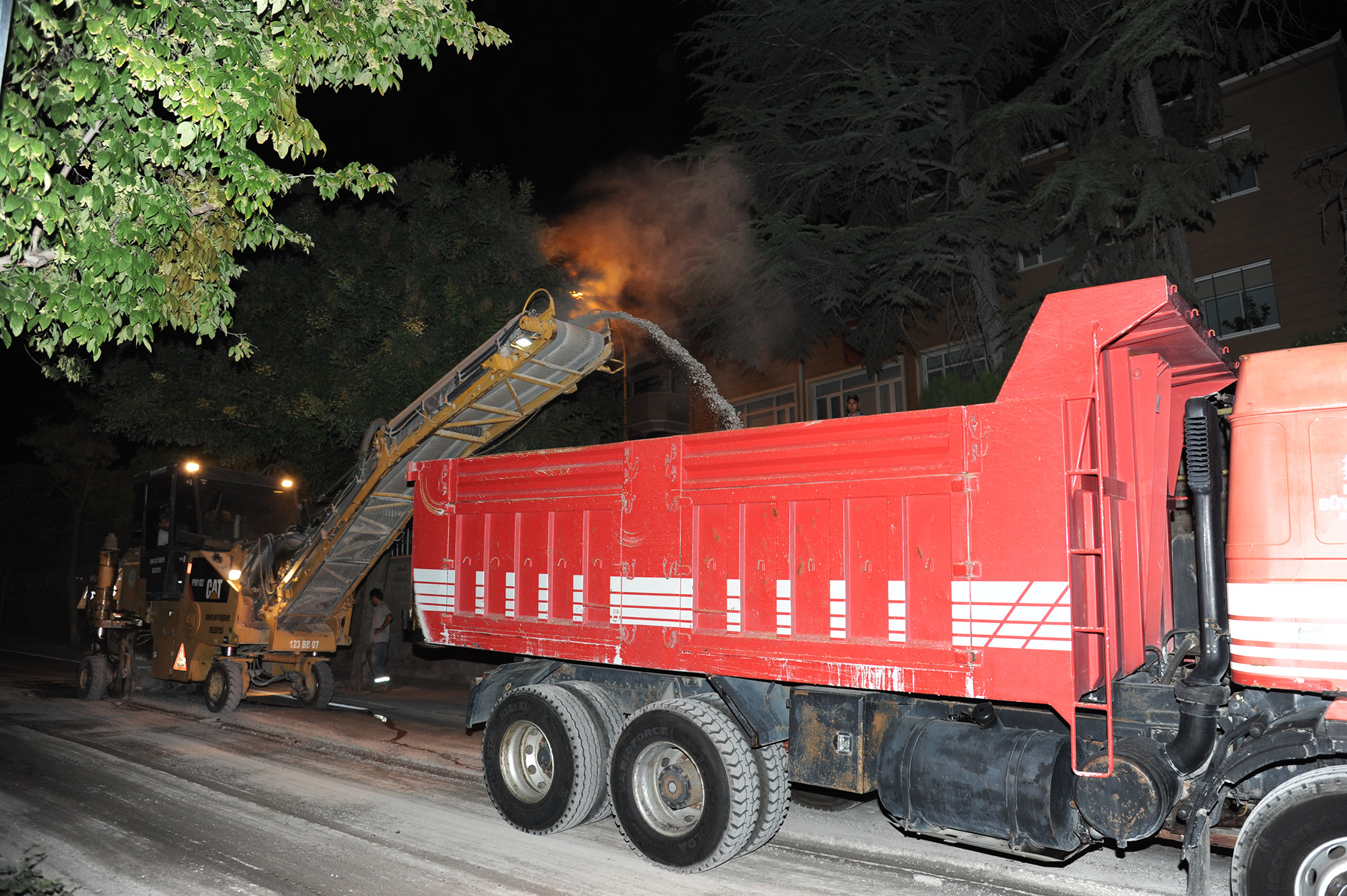 Ana Arterler ve Çevre Yollarında Asfalt Yenileniyor 