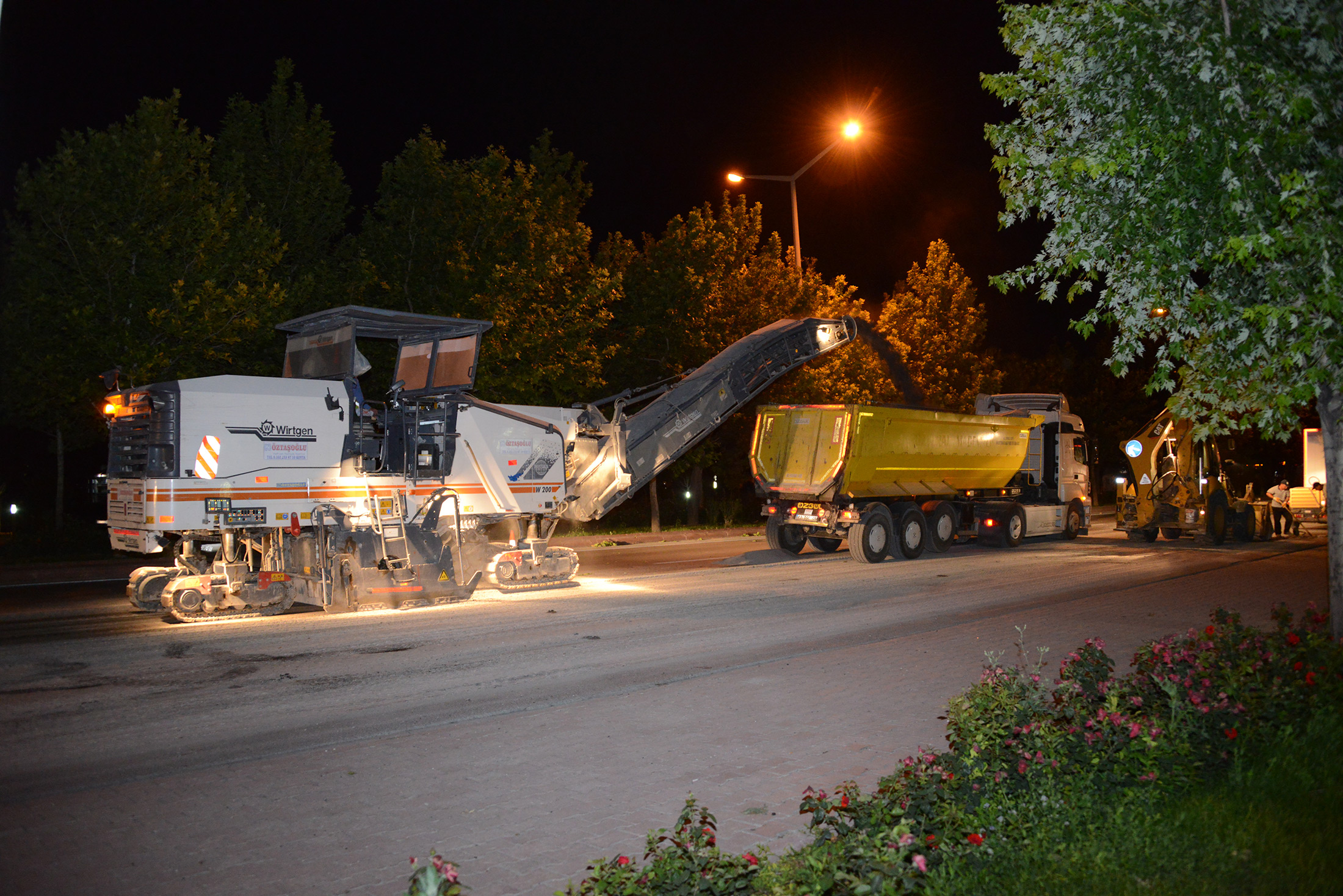 Ana Arterler ve Çevre Yollarında Asfalt Yenileniyor 