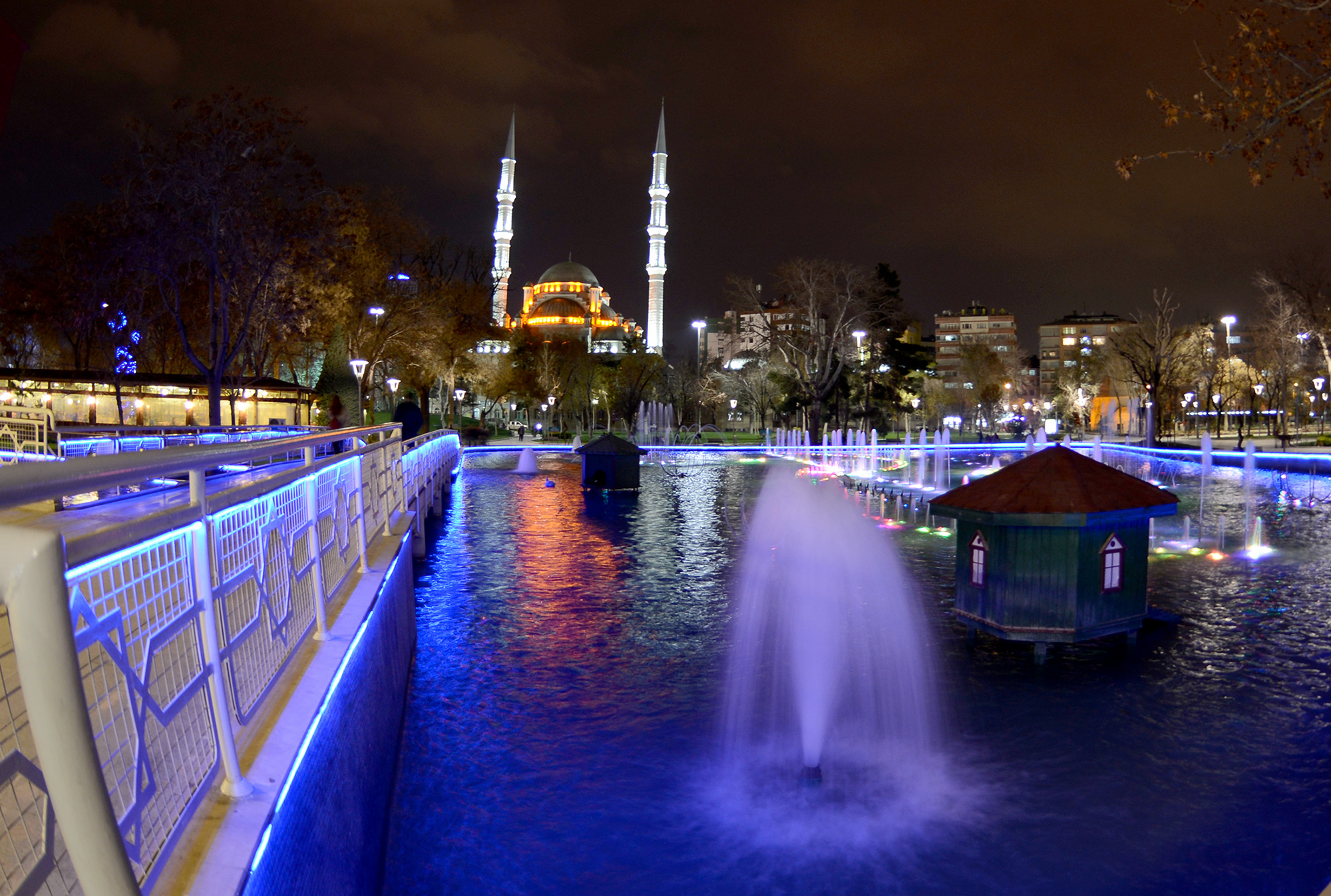 Otizme Dikkat Çekmek İçin Yatırımlar Mavi Işıkla Aydınlatıldı